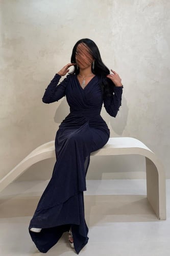 فستان كحلي لامع بتصميم لف أنيق