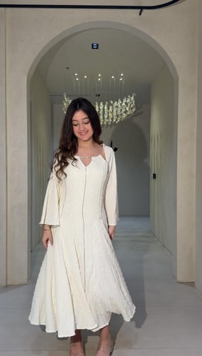 فستان سكري طويل بأكمام واسعة وقصة انسيابية أنيقة