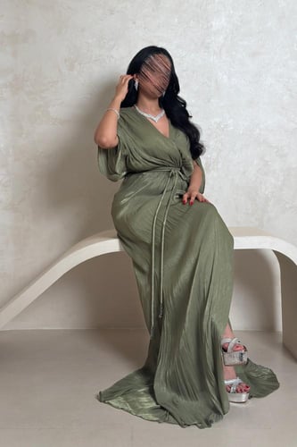 فستان زيتي بتصميم كسرات وانسيابية فاخرة