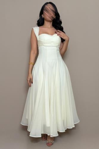 فستان اوف وايت بقصة كورسيه وانسيابية راقية من مليح...