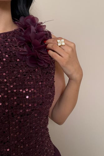 فستان بنفسجي بقصة خصر محددة ولمسة زهرية أنيقة