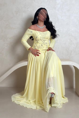 فستان أصفر بتطريز كريستالي وقماش انسيابي فخم
