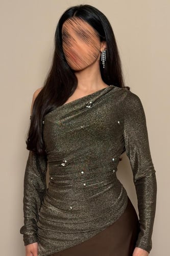 فستان بني كتف واحد بتفاصيل لامعة