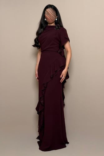 فستان عنابي بتفاصيل كشكش جانبية ووردة مطرزة أنيقة