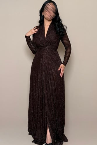 فستان بني لامع بقصة أنثوية أنيقة