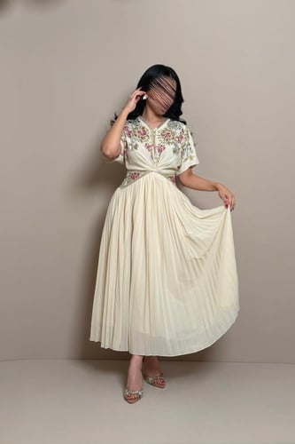 فستان سكري مطرز بتفاصيل وردية ولمسات ذهبية