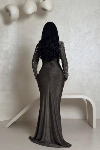 فستان بني نحاسي لامع بتفاصيل لؤلؤية وتصميم لف