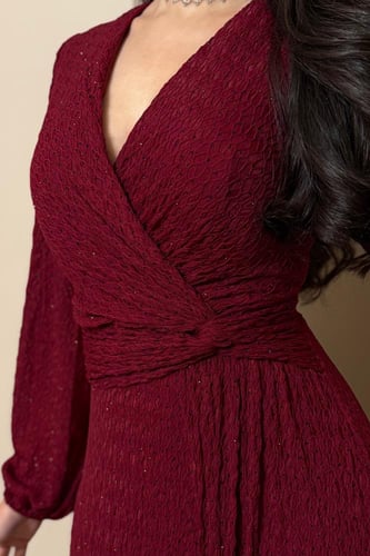 فستان عنابي بطبقات انسيابية بتفاصيل أنثوية راقية