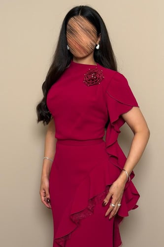 فستان فوشي بتفاصيل كشكش جانبية ووردة مطرزة أنيقة