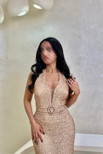 فستان ذهبي مطرز بحزام خصر أنيق