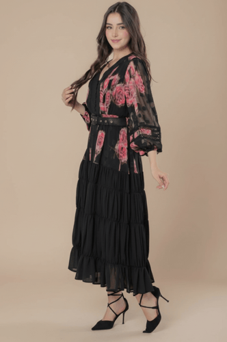 فستان ميدي ملون بطبعات ورود وكسرات من الاسفل