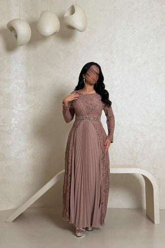 فستان وردي نود بدانتيل وكسرات حريرية