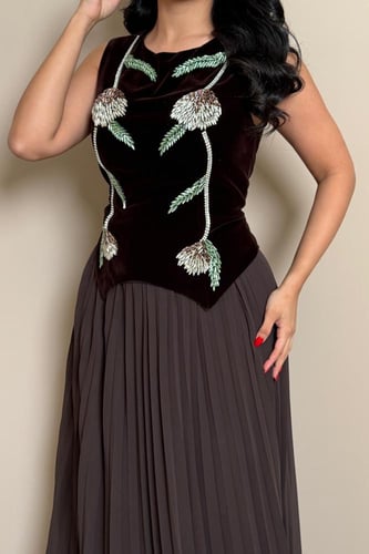 فستان بني بتفاصيل مطرزة أنيقة من مليحة