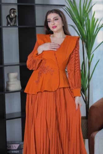 فستان طويل أنيق بكسرات وتطريز كريستال