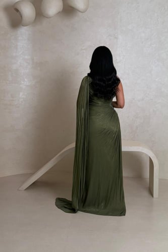 فستان زيتي غامق بكتف واحد وشيفون فاخر