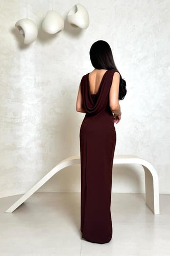 فستان بني بتفاصيل لامعة على الأكتاف وتصميم ضيّق أن...