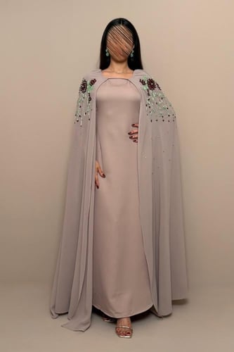 فستان ترابي بتطريز ورود عنابي وتفاصيل خرز فاخرة