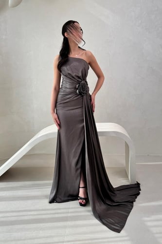 فستان سهرة مزين بوردة على الخصر