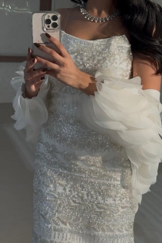 فستان أبيض مطرز بأكمام شيفون منفوشة