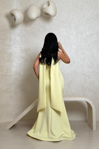 فستان سهرة أصفر أنيق بلمسات ترتر فضية