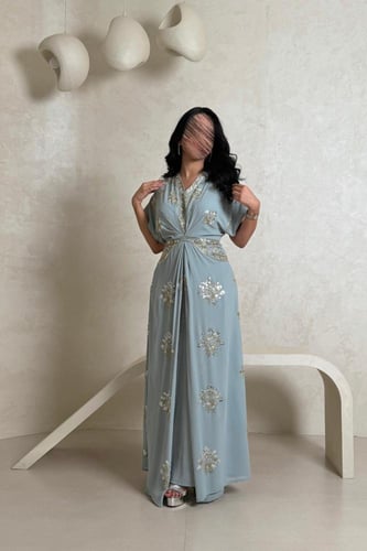 فستان سماوي بتطريز ذهبي وفضي أنيق