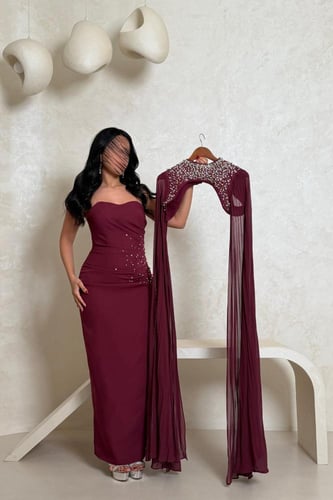 فستان سهرة عنابي مطرز بالخرز مع أكمام شيفون واسعة