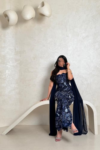 فستان كحلي مطرّز بتصميم أنيق ولمسة فخمة