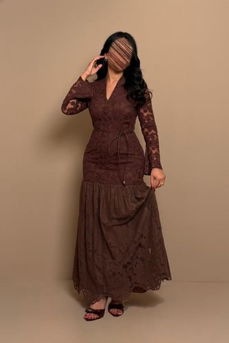 فستان دانتيل بني بحزام خصر