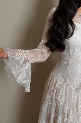 فستان دانتيل نود بأكمام شفافة وأزرار أمامية