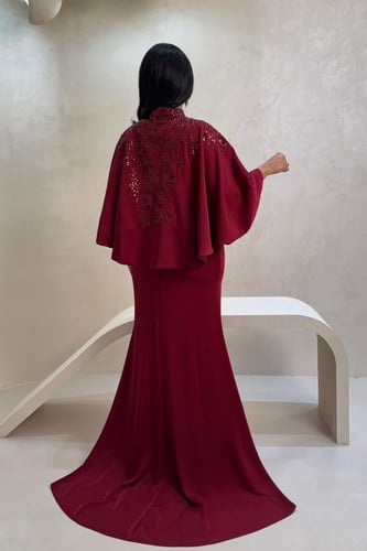 فستان احمر خمري مطرز بكاب أنيق
