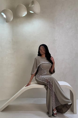 فستان زيتي مطرز بتفاصيل لؤلؤية مع جاكيت أنيق