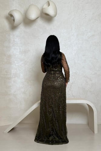 فستان زيتي مطرّز بتفاصيل براقة