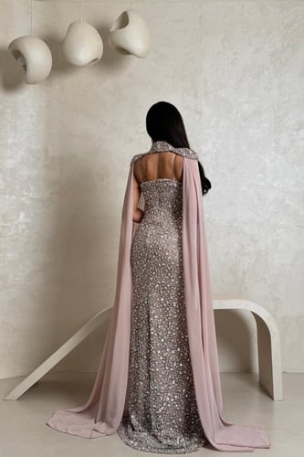 فستان فضي مطرّز بالكامل مع وشاح شيفون بلون لحمي