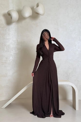 فستان سهرة بني بقصة لف وفتحة صدر V