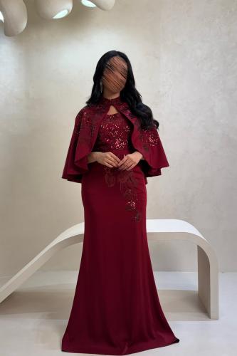 فستان احمر خمري مطرز بكاب أنيق