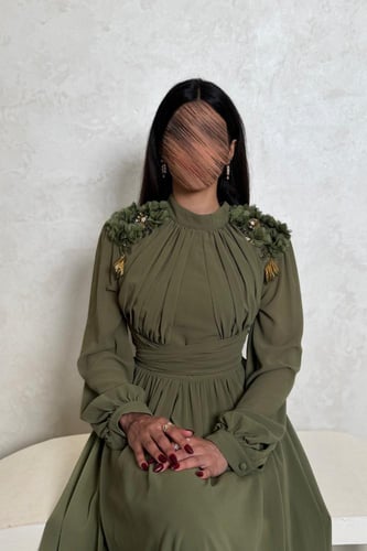 فستان زيتي طويل بتطريز ورود على الأكتاف