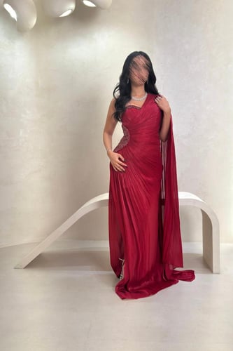 فستان أحمر بكتف واحد وتطريز جانبي فاخر