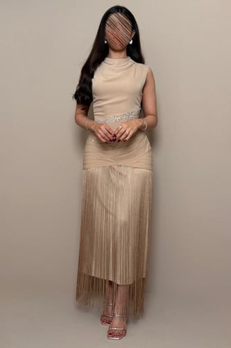 فستان سهرة بيج بتفاصيل كريستالية وأهداب أنيقة