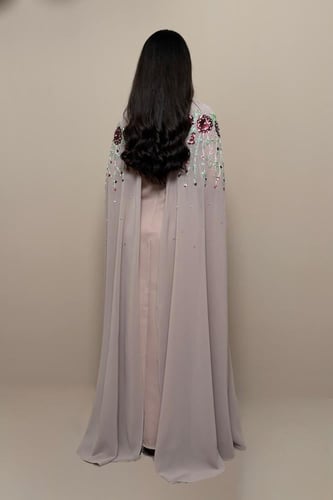 فستان ترابي بتطريز ورود عنابي وتفاصيل خرز فاخرة