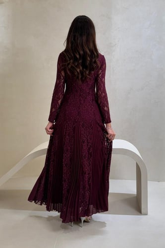 فستان دانتيل عنابي بأكمام طويلة وتطريز لامع