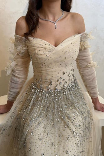 فستان بيج بتصميم تل مطرز وبأكمام شفافة فاخرة