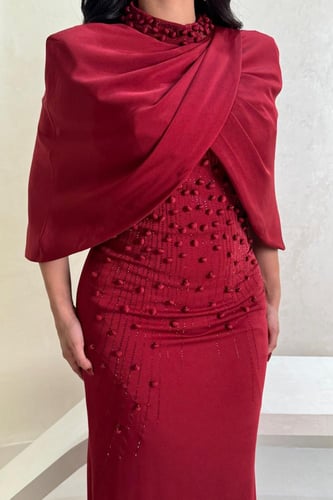 فستان أحمر مطرز بتفاصيل فاخرة مع جاكيت أنيق