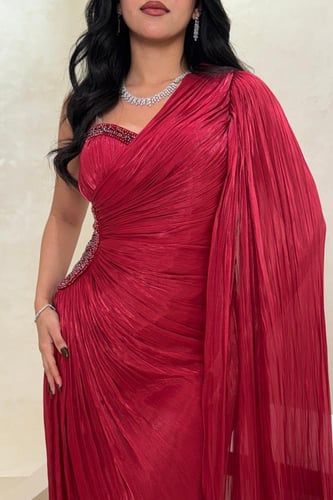 فستان أحمر بكتف واحد وتطريز جانبي فاخر