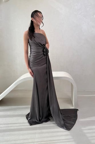 فستان سهرة مزين بوردة على الخصر