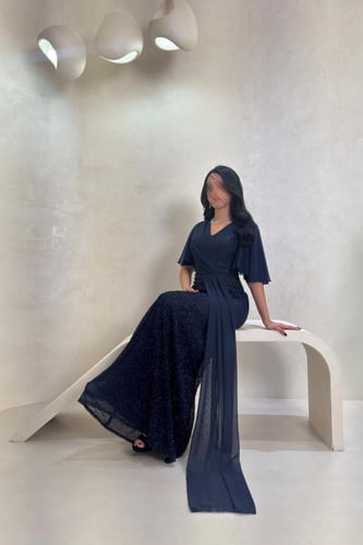 فستان سهرة كحلي براق بقصّة ملفوفة وأكمام شيفون