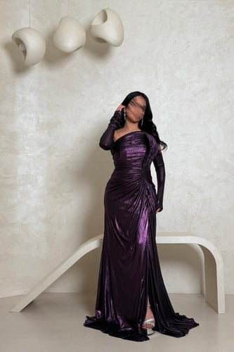 فستان بنفسجي لامع بكتف واحد وتصميم فخم