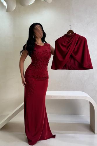 فستان أحمر مطرز بتفاصيل فاخرة مع جاكيت أنيق