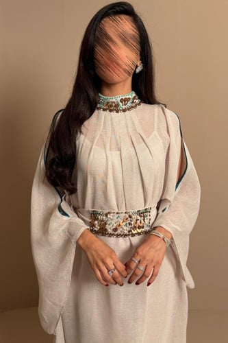 جلابية بيج فاتح بتفاصيل لامعة أنيقة