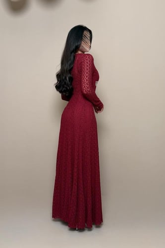 فستان عنابي مطرّز بتصميم أنيق من مليحة