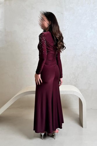 فستان خمري مطرز بفصوص لامعة وأكمام طويلة أنيقة